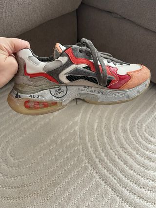 Zapatillas Premiata grises, naranjas y rojas