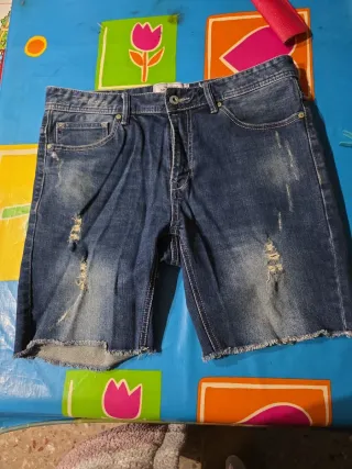 Bermuda vaquera desgastada