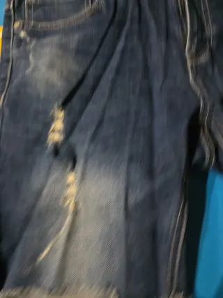 Bermuda vaquera desgastada