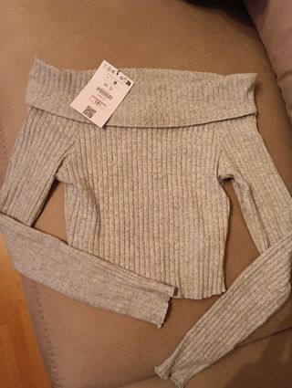 Jersey Bershka hombros descubiertos.