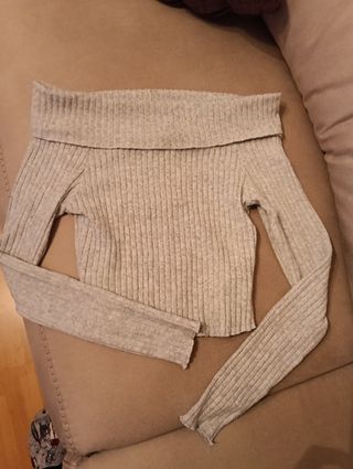 Jersey Bershka hombros descubiertos.