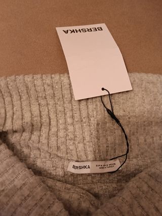 Jersey Bershka hombros descubiertos.