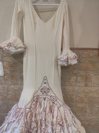 Traje de flamenca beige y buganvilla