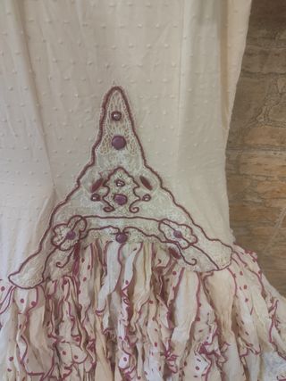 Traje de flamenca beige y buganvilla