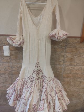 Traje de flamenca beige y buganvilla
