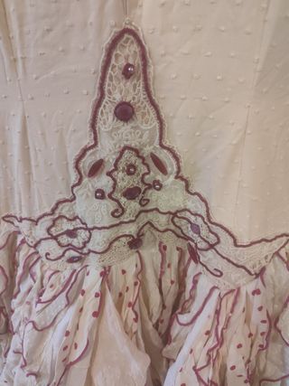 Traje de flamenca beige y buganvilla