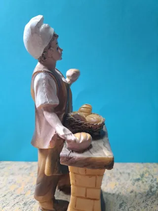 Figura de panadero con mesa