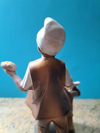 Figura de panadero con mesa
