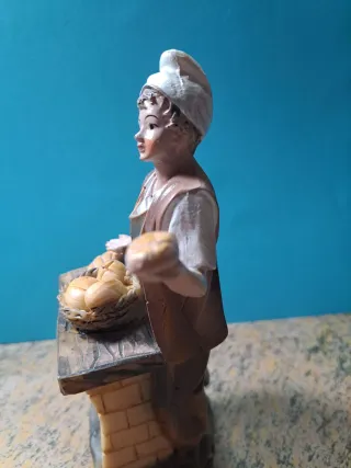 Figura de panadero con mesa