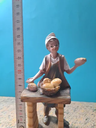 Figura de panadero con mesa