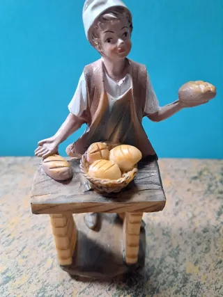 Figura de panadero con mesa