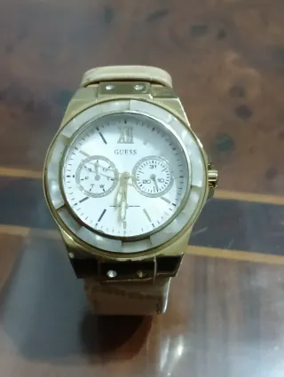 Reloj Guess Dorado y Beige