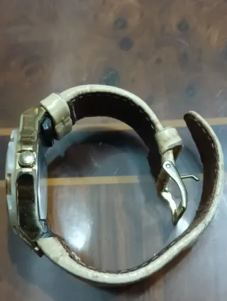 Reloj Guess Dorado y Beige