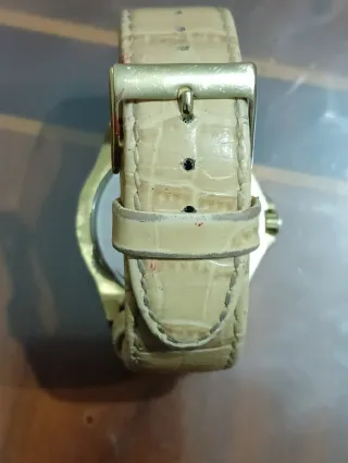 Reloj Guess Dorado y Beige