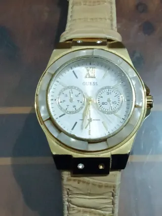 Reloj Guess Dorado y Beige