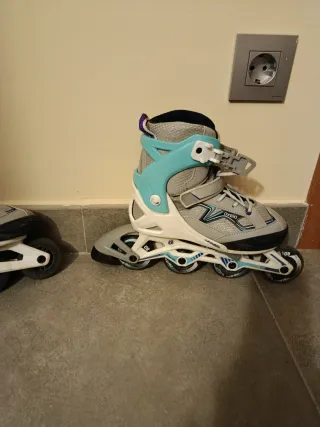 Patines en línea grises y turquesa