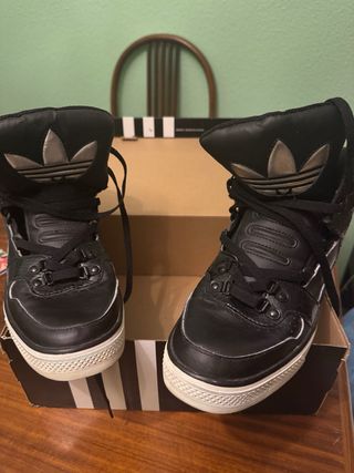 Zapatillas Adidas Negras y Plateadas