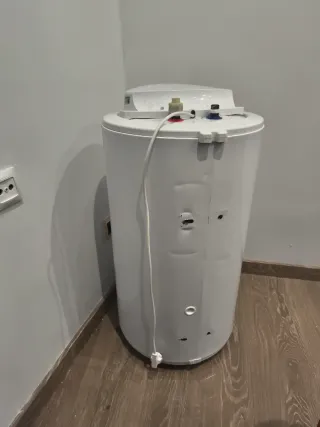 Termo Eléctrico está roto por fuga vale para pieza