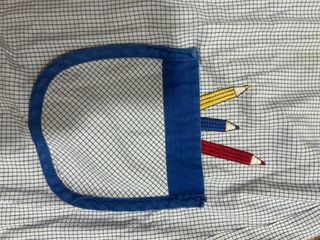 Bata escolar con bolsillo de lápices