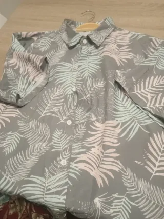 Camisa juvenil estampada hojas