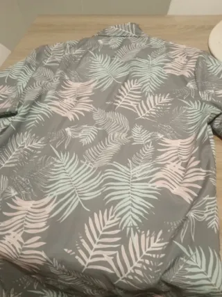 Camisa juvenil estampada hojas