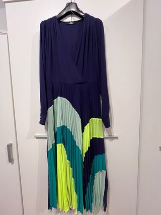 Vestido largo plisado en tonos morados, verdes
