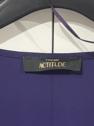 Vestido largo plisado en tonos morados, verdes