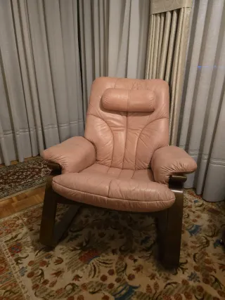 2 Butaca de piel rosa y madera Tiene zonas desgast