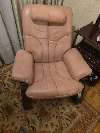 2 Butaca de piel rosa y madera Tiene zonas desgast