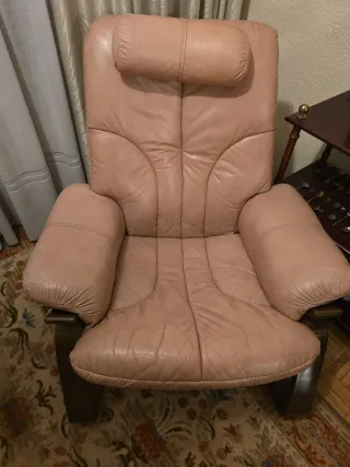 2 Butaca de piel rosa y madera Tiene zonas desgast
