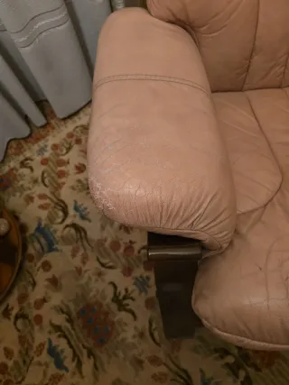 2 Butaca de piel rosa y madera Tiene zonas desgast