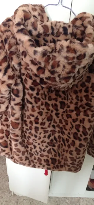 Chaqueta pelo sintético leopardo capucha
