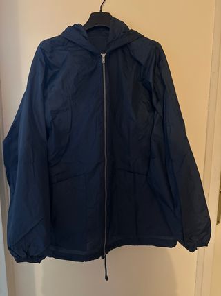 Impermeable azul marino con capucha