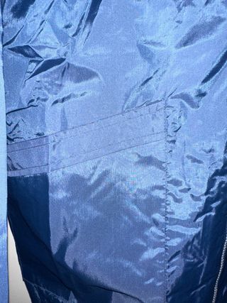 Impermeable azul marino con capucha