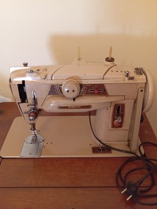 Macchina da cucire anni '50 a pedale Singer 401
