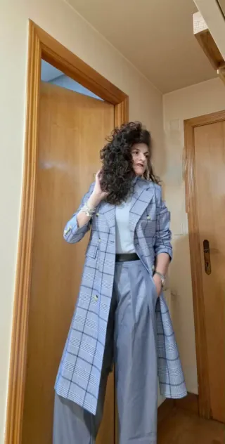 Pantalón azul imitación piel con pinzas