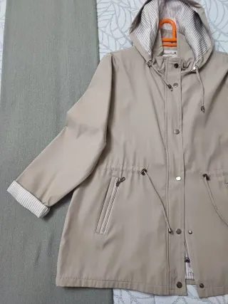 Cortavientos beige con capucha Andrea Lee.It