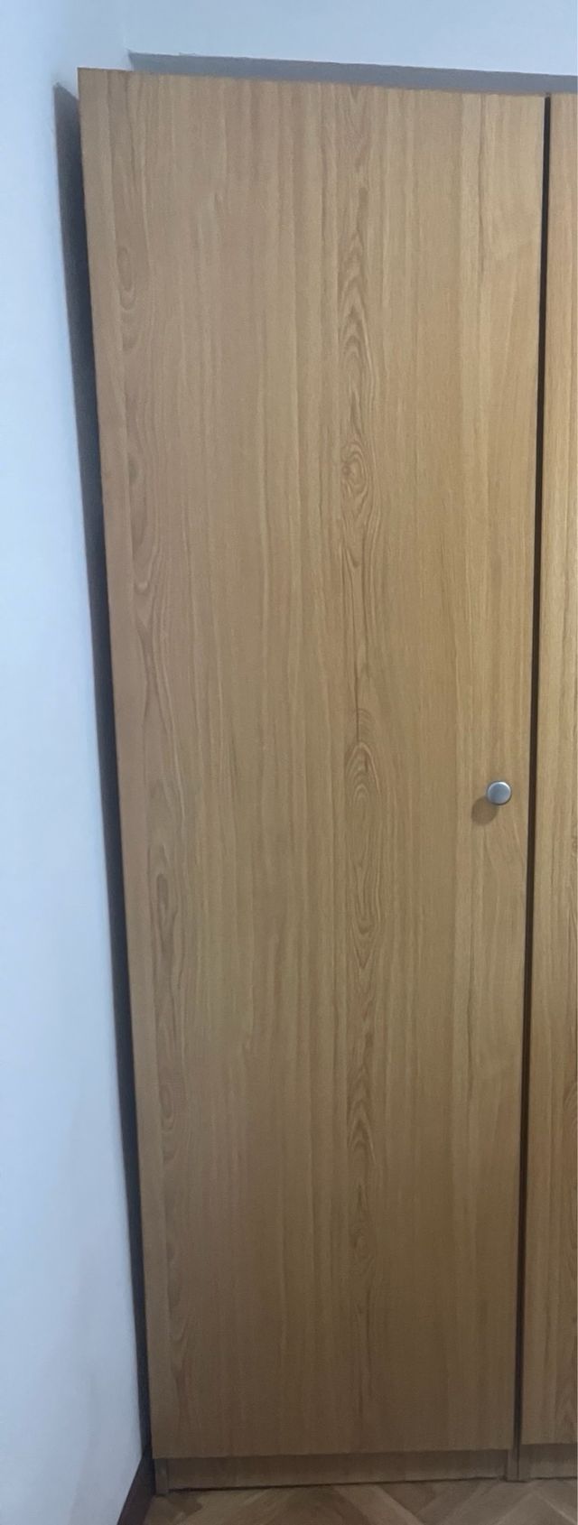 Armario de madera color beige y marrón