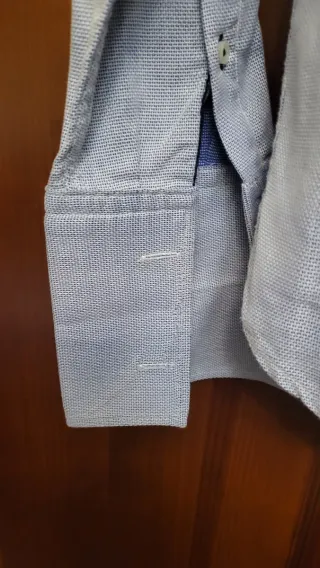 Camisa de vestir azul y blanca