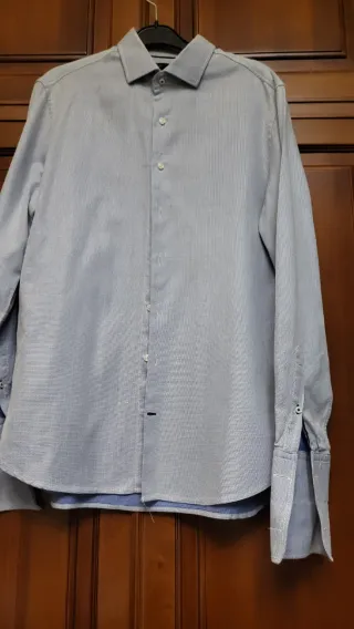 Camisa de vestir azul y blanca