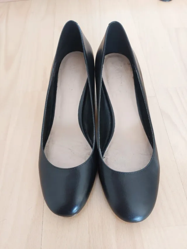 Zapatos de tacón ALDO negros y dorados