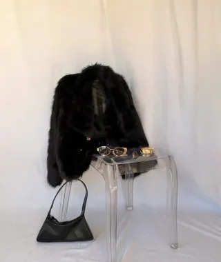 Abrigo pelo negro botones dorados