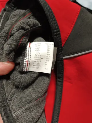 Ropa para perro roja y gris