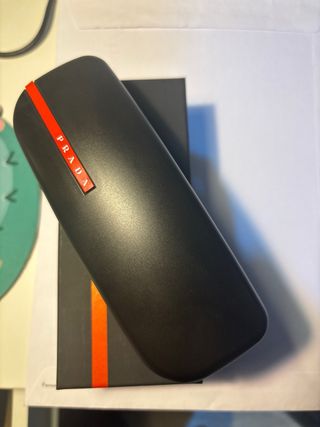 Funda de gafas Prada negra y roja