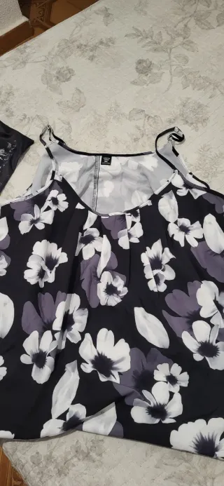 Blusa floral negra y blanca talla XL