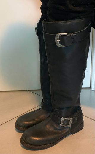 Stivali neri in pelle con fibbia