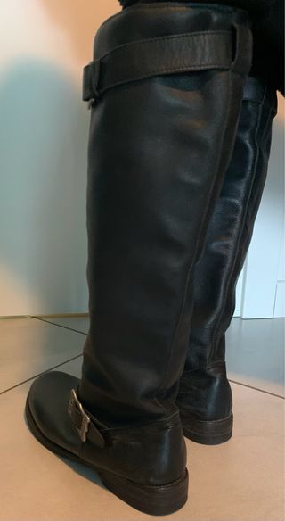 Stivali neri in pelle con fibbia