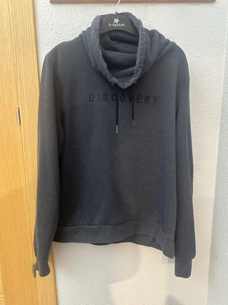 Sudadera gris con cuello alto