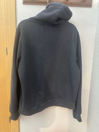 Sudadera gris con cuello alto