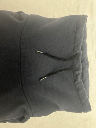 Sudadera gris con cuello alto